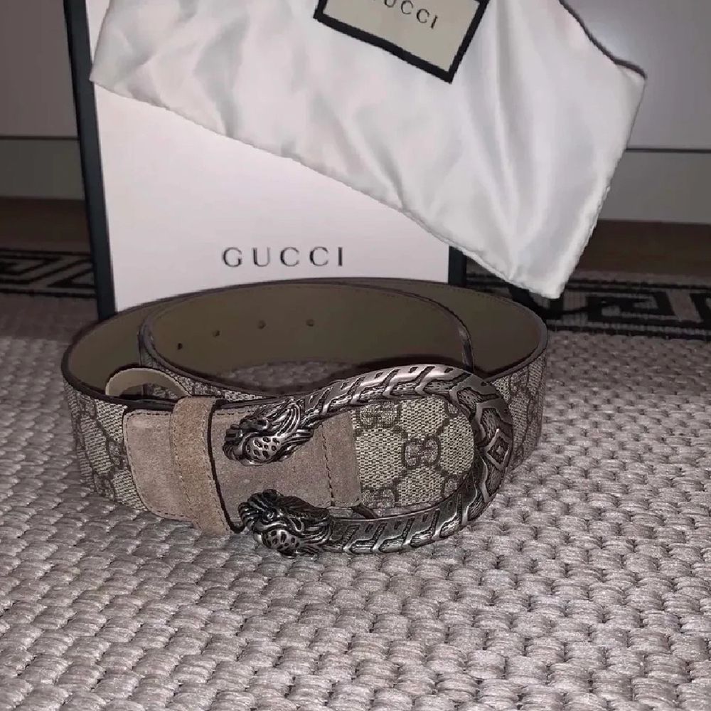 Äkta! Säljer mitt Gucci bälte nästan inte ens använd, jätte fint skick. Jag har lagt ut den innan för 1700kr, men på grund av att jag har slarvat bort kvittot så ligger bältet på 1200kr!!! Och jag köpte bältet i Köpenhamn för ca 3500kr. Man får med: Påse, och allt på bilden! Man kan ta den till en Gucci butik eller nk och fråga om bältet är äkta, Bältet är i äkta mocka då det inte är fake! Kan skicka ännu mer bilder vid intresse! Tack 💖😍 Bältet är: 80 cm. Accessoarer.