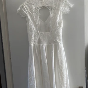 Studentklänning  - Vit Studentklänning med öppen rygg, oanvänd. 