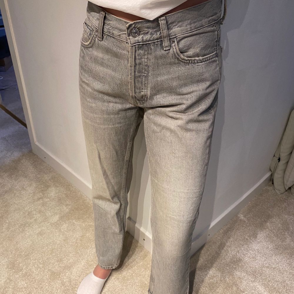 Ett par gråa slim jeans från mango. Storlek 34 - passar en S. Stryker dem innan jag fraktar då de var lite för skrynkliga på bilderna!. Jeans & Byxor.