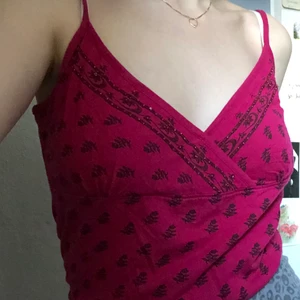 Hallonrosa gulligt linne  - Saknar storlekslapp - uppskattar till ~ S. Köpt secondhand men i bra skick! Såå fina detaljer. 🥰🥰🥰