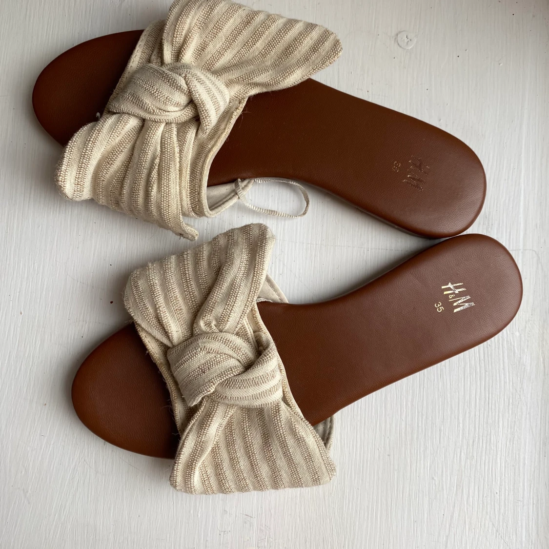 Oanvända sandaler storlek 35