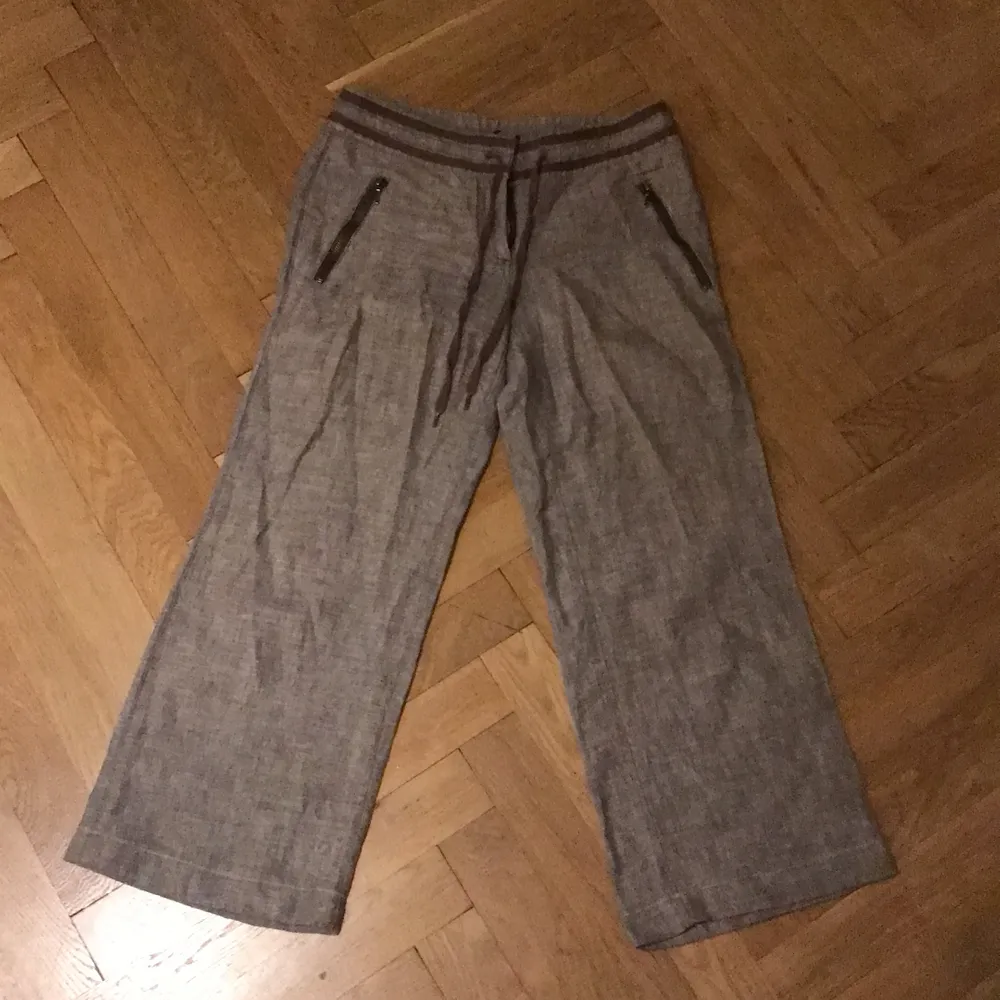 Beige-grå linnebyxor med fickor med blixtlås. Inte genomskinliga!. Jeans & Byxor.