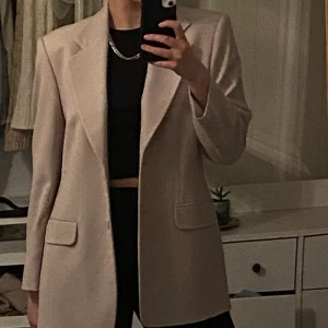 Kavaj - Ska nu sälja min fina oversized kavaj som är i storlek L men sitter perfekt som oversized på en S/M . Köptes för 400 🥰