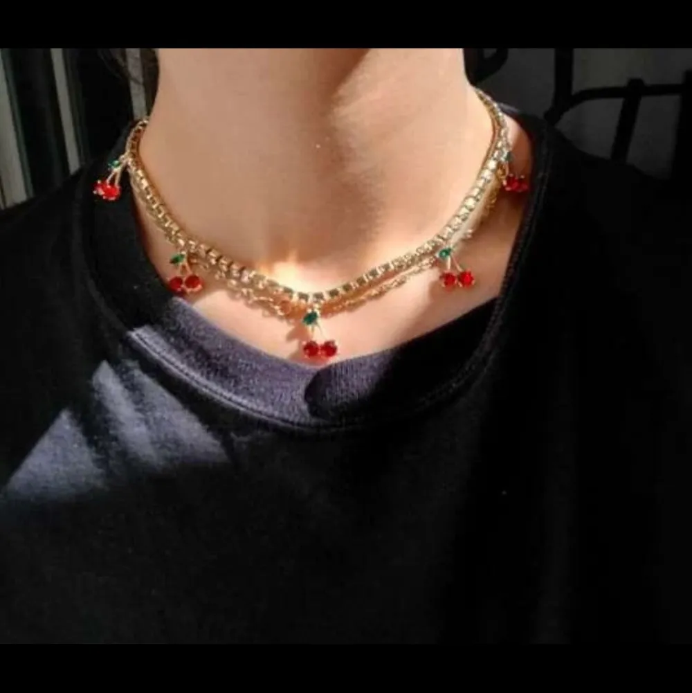 Så fint halsband med diamanter och söta körsbär. Verkligen så gulligt!💕. Övrigt.