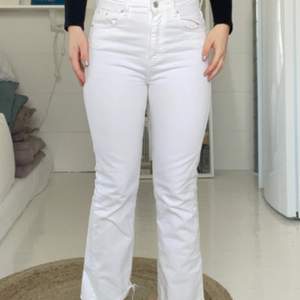 Vita enkla raka jeans från ginatricot i storlek 36, använda ett fåtal gånger!