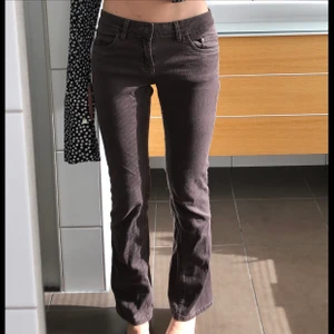 bruna jeans!! - fina lowwaist jeans som blir lite bootcut under knät!! I kortaste laget p mig som är typ 162🌟stretchiga så skulle passa någon som var större än mig med! Står 152 men skulle säga storlek xs BUD PÅ 100