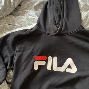 Svart Fila Hoodie i stolek 158-164, den passar Xs/S beroende på hur man vill att den ska sitta. Använd men i bra skick. Inga defekter 🖤 frakt ingår inte