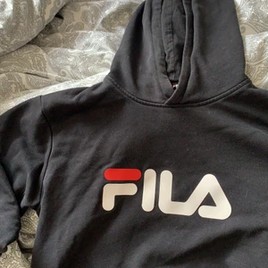 Svart Fila hoodie - Svart Fila Hoodie i stolek 158-164, den passar Xs/S beroende på hur man vill att den ska sitta. Använd men i bra skick. Inga defekter 🖤 frakt ingår inte