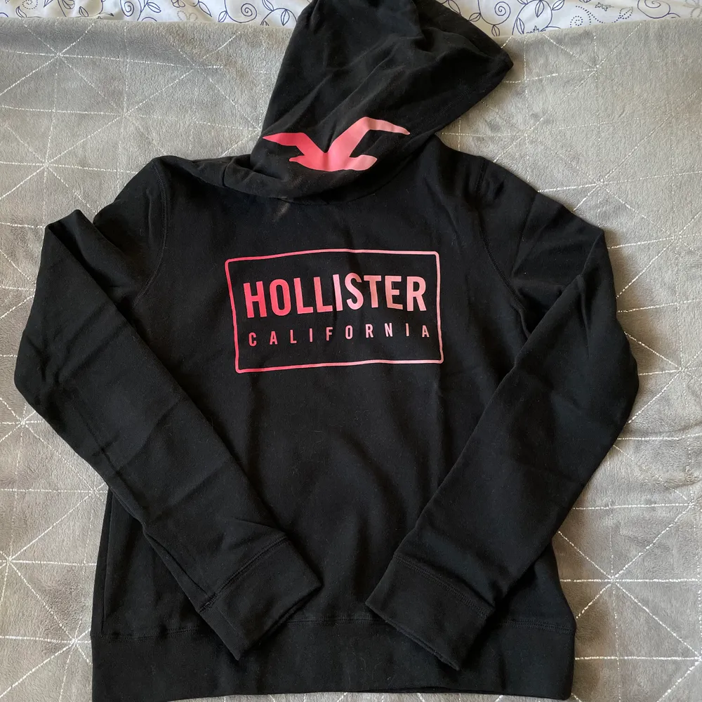 Hoodie från Hollister med snyggt tryck på luvan.. Hoodies.