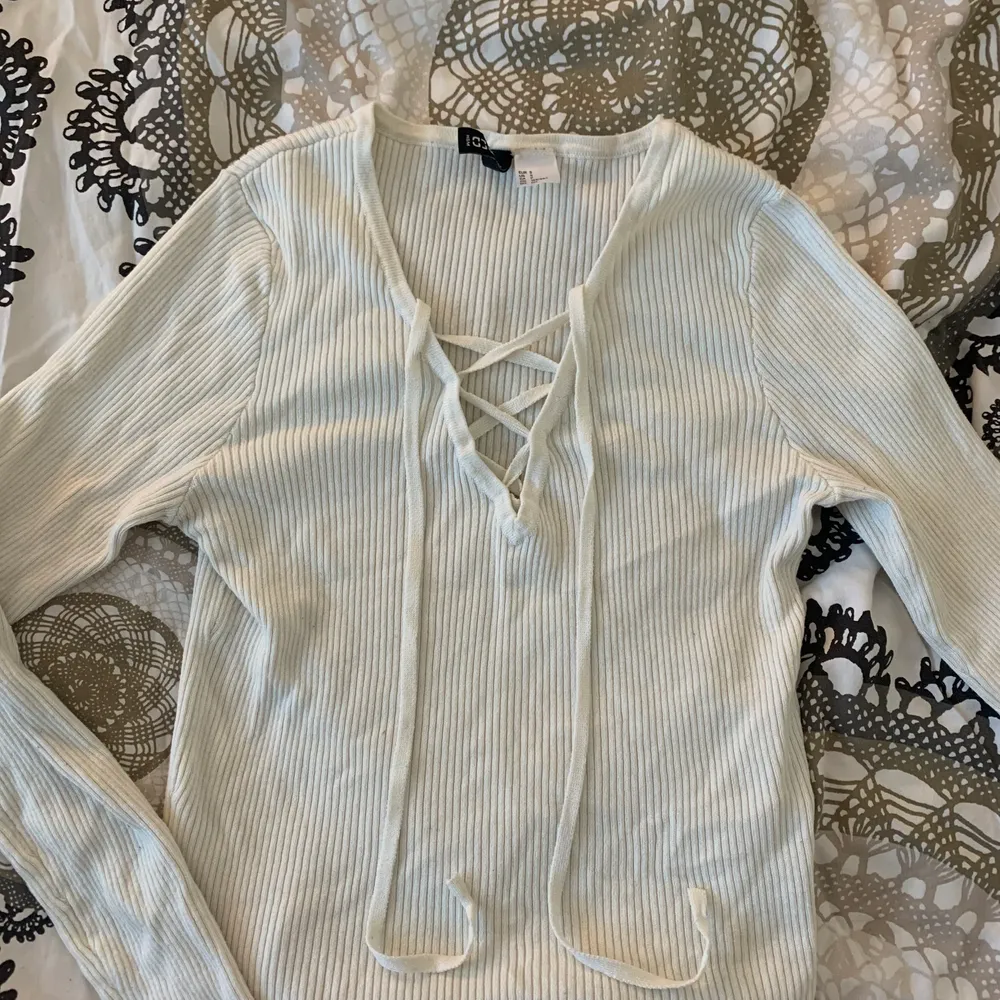 Fin snörad tröja från H&M. Lite kortare i modellen. Inget fel på den! Frakt tillkommer!. Tröjor & Koftor.