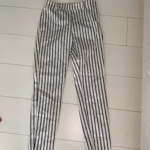 Byxor  - Säljer ett par randiga kostymbyxor från hm använda endast 2-3 gånger 