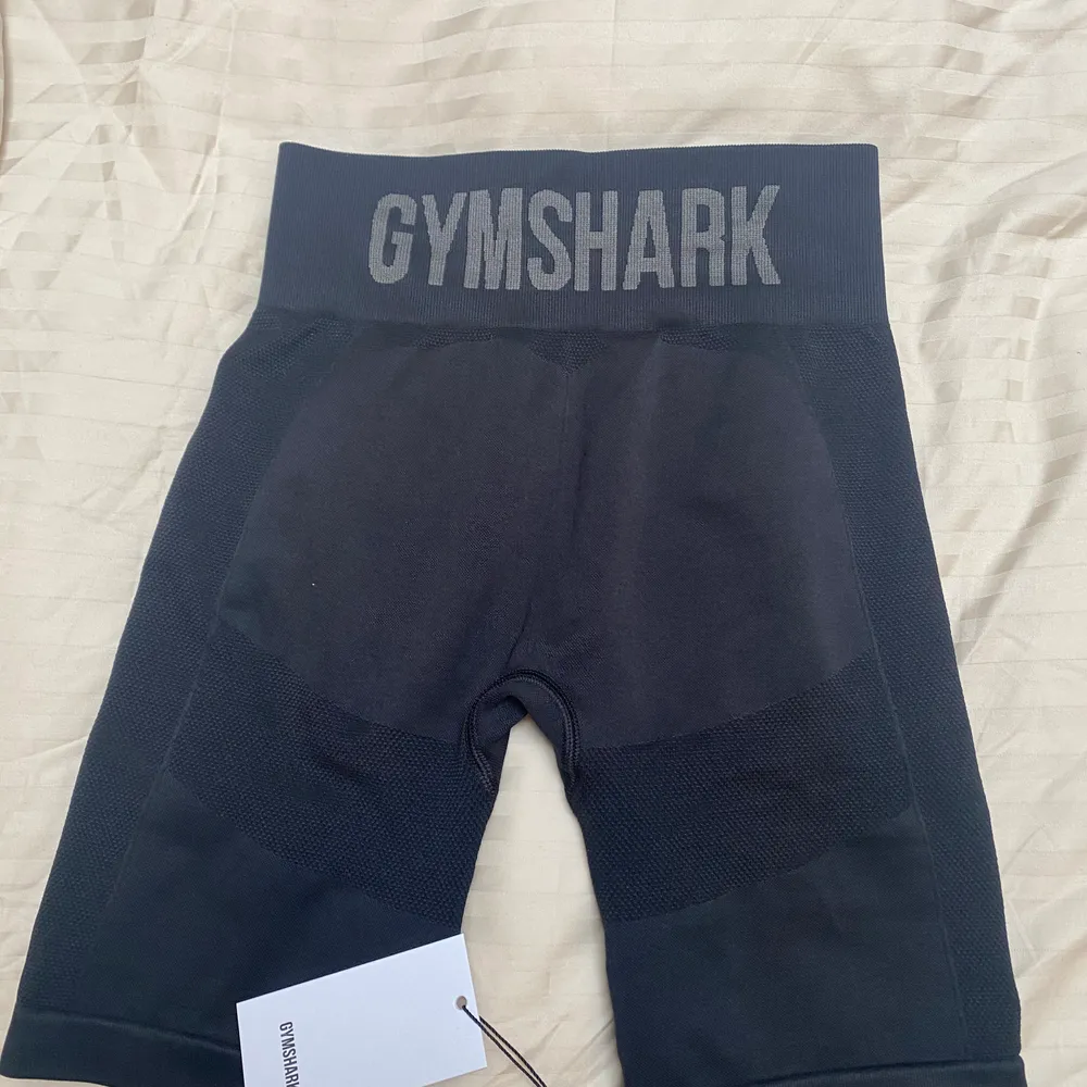 Säljer dessa shorts från Gymshark från serien Flex. Strl S. Aldrig använda, endast testade. Lapparna sitter kvar. Säljer för 350 kr eller högsta bud. . Shorts.