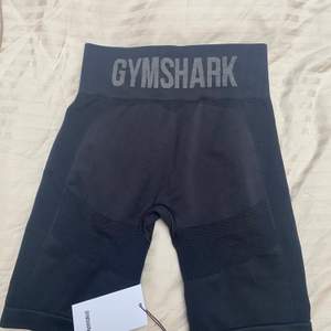 Säljer dessa shorts från Gymshark från serien Flex. Strl S. Aldrig använda, endast testade. Lapparna sitter kvar. Säljer för 350 kr eller högsta bud. 