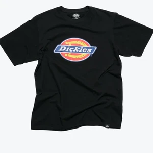 Dickies T-shirt  - Svart t-shirt från dickies i storlek S. nypris: 299kr Kan mötas upp kring liljeholmen eller Södertälje.