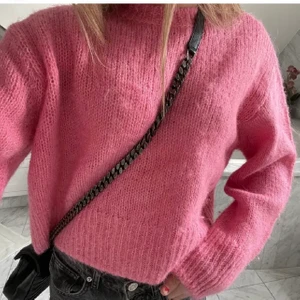 Tröja - !Lånad bild! Säljer denna fina tröja som tyvärr inte kommer till användning. I super fint skick! Storlek S💕💕 Buda från 100 kr