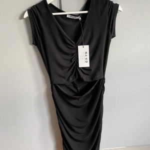 Klänning - Säljer denna klänning köpt från NAKD i storlek S 💕 aldrig använd och prislapp sitter kvar! 