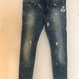 Slitna/håliga jeans, knappt använda, fint skick