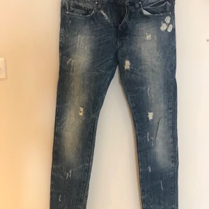 Jeans i stl 27/34 - Slitna/håliga jeans, knappt använda, fint skick