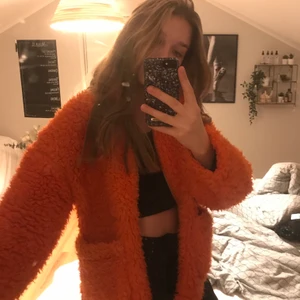 Orange teddyjacka - Köpte denna för ca 1,5 år sen och har inte används alls mycket Asball och supermysig Storleken är xs men denna passar S/M Från junkyard🔥  Nypris 400