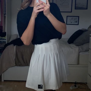 Kjol Bershka - Vit tenniskjol från Bershka i storlek Medium, köpt här på plick men är aldrig använd av mig då jag kände att det inte riktigt var min stil! Köparen står för frakten💕buda privat!  Budgivning avslutas kl 19 på torsdag 25/3!