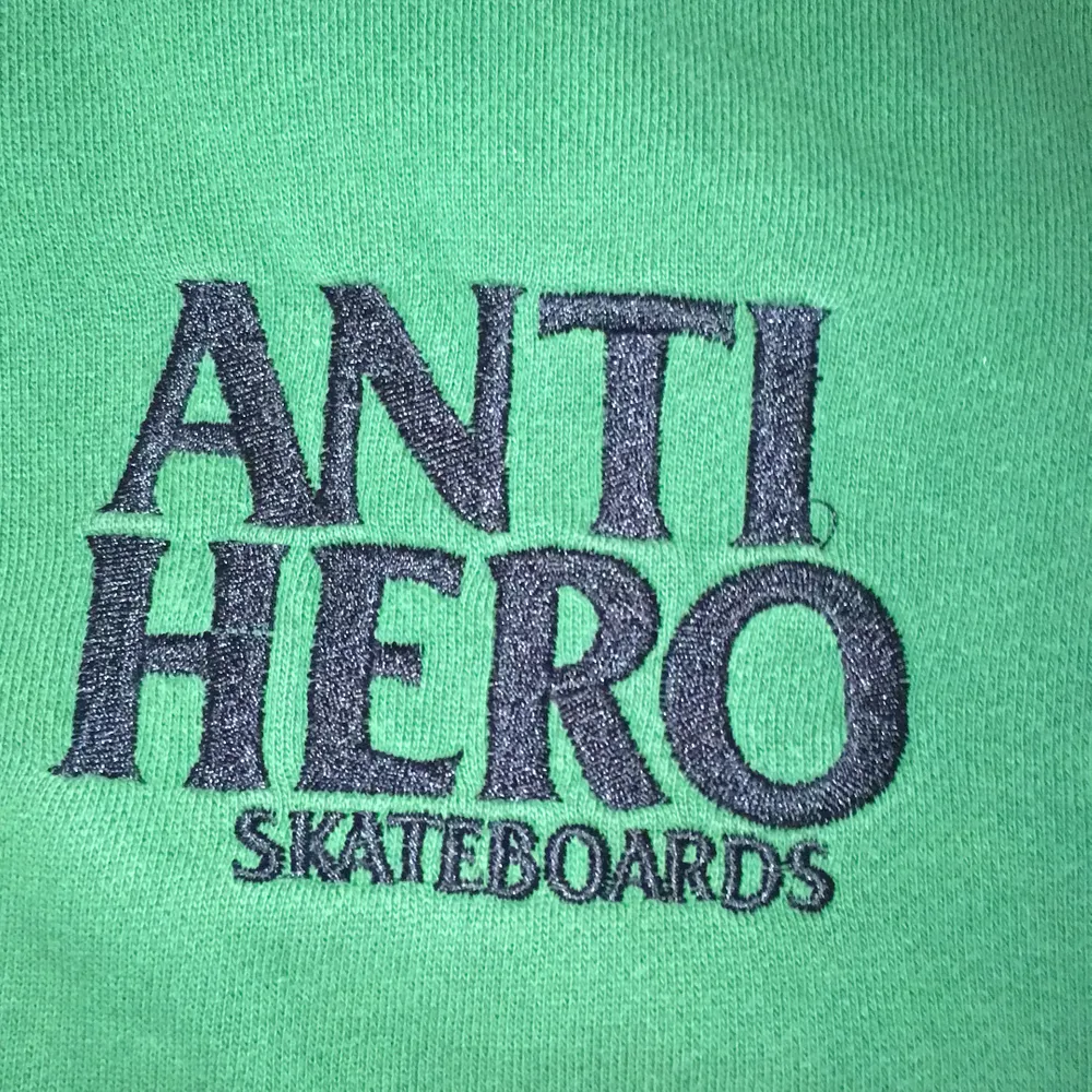 Hoodie från Antihero Skateboards med broderad logga. Den är använd men i bra skick.. Hoodies.