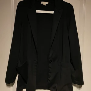 Svart blazer H&M  - En svart blazer i löst material från H&M. Köparen står själv för frakten 