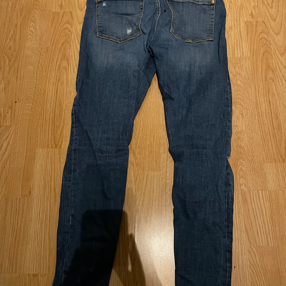 Blåa jeans med slitningar på benen från lager 157. Köparen står själv för frakten . Jeans & Byxor.