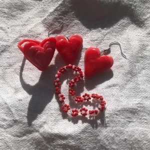 Röd smyckesbundle - Ett rött smyckesbundle som innehåller örhängen, ring samt ett armband. Tema love! Örhängena samt ringen är handgjort. För mer följ exk.design! 👍🍓