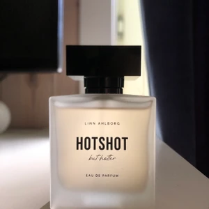 Hotshot but hotter - Linn Ahlborgs parfym ”hotshot but hotter”. Det är en varm och stilren doft samtidigt som den är elegant och exklusiv på personen som bär den. De lekfulla toppnoterna av svartvinbär, bergamott och mandarin kombineras perfekt ihop med noter från hallon, neroli och jasmin. I basen finns vanilj och mysk som ger doften dess eleganta ton. Köpte för 600kr