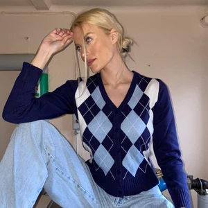 NY ARGYLE TRÖJA SWEATER - KOLLA MIN PROFIL FÖR FLER Y2K 🔥🔥 Aldrig använd stickad argyle kofta. Storlek M 💫 SUPERmjuk & skön att ha på sig ✨ Passar till jeans eller mysoutfit. Inget märke 💕 (köpte dubbla, samma kofta på bilden) 180kr eller direktbud 🥳