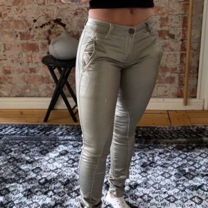 Metallic champagne stretchjeans ”Five units”  - Snygga Five Units jeans i metallic champange. Köpta för 799, helt oanvända. W25 men stretchiga i midjan (billigare frakt går, köparens val!)