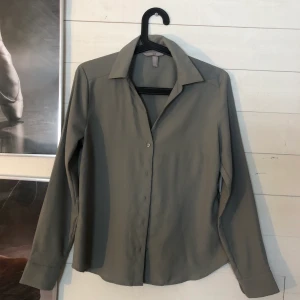 Blus/ skjorta - Blus i storlek 36, funkar för S och M beror ju på hur man vill att den ska sitta. Aldrig använd, säljer för 70kr