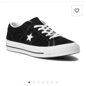 Converse - Intressekoll! Supersnygga Converse som är väldigt snålt använda! Storleken är tyvärr för liten för mig och därför säljer jag dem😭 