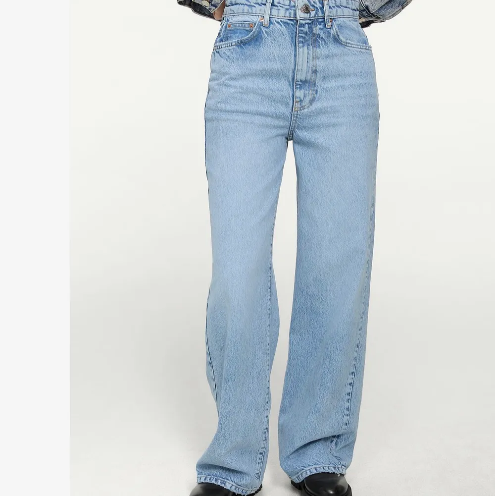 Ett par Idun Wide Jeans i storlek 38 från Gina Tricot. Använd ca 3 gånger, ser ut som nya. 5 fickor, 3 fram och 2 bak. Superfina och funkar året om, långa och vida i benen. Säljer pga för stora. Köpt för 600:- men säljer för 200:-. Köparen står för frakten. . Jeans & Byxor.