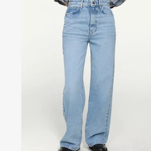 Idun Wide Jeans, Gina Tricot, M - Ett par Idun Wide Jeans i storlek 38 från Gina Tricot. Använd ca 3 gånger, ser ut som nya. 5 fickor, 3 fram och 2 bak. Superfina och funkar året om, långa och vida i benen. Säljer pga för stora. Köpt för 600:- men säljer för 200:-. Köparen står för frakten. 