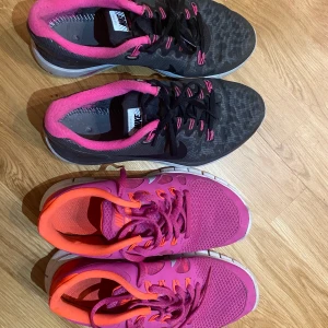 Träningsskor Nike 37 - Träningsskor i storlek 37, säljs tillsammmans, skriv om ni är intresserade av ett par bara :) fint skick!! Fraktkostnad tillkommer