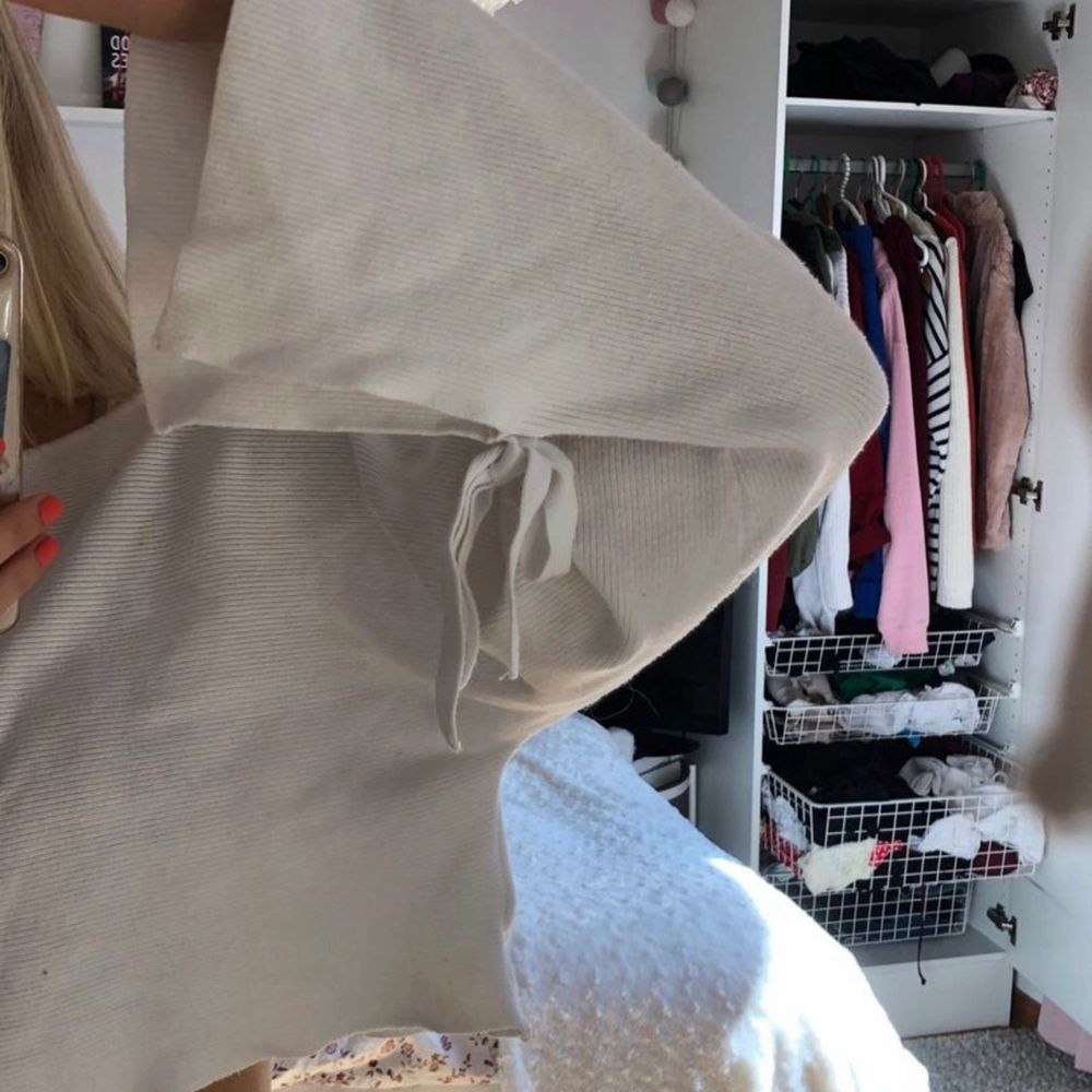 Ribbad vit tröja från Zara i en kort modell 🤩 Säljer pga har för många tröjor.. Tröjor & Koftor.
