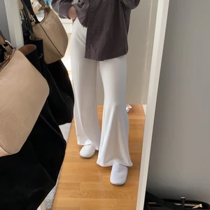 Vita kostymbyxor - Sköna vida byxor, lite genomskinliga men absolut inget som besvärar om man väljer rätt underkläder... köpte från madlady och sällan använda, uppsydda längst ner (jag är 165) dom är lite längre än mig, stolek S, passar både M,L och xs efter som tyget är rätt stretchig