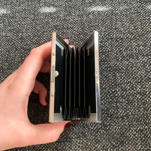 Korthållare - Korthållare med läder på ena sidan. Får plats med massor av kort.