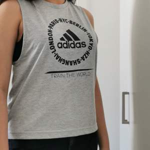 Adidas linne i fint skick🌸 Snygg att ha både till träning och till vardags 🌸