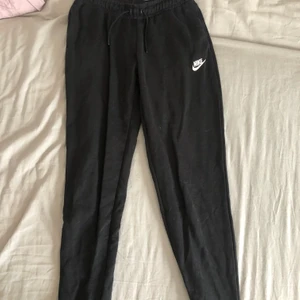 Nike mjukisbyxor - Säljer dessa svarta mjukisbyxor från Nike. Dom är endast använda 2 ggr så nästan helt oanvända. Jättefina byxor. Frakten är inräknad i priset. 🥰 hör av er vid frågor! 