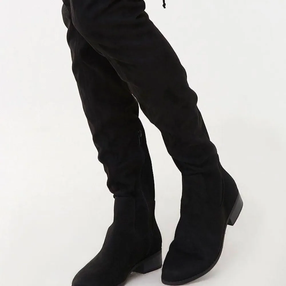 Flate black over th knee boots used well Size- 38  Condition - Like New . Skor.