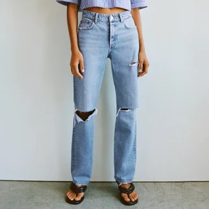 Zara Jeans  - ”Jeans straight full length med slitningar” från Zara. Medelhög midja!! Jätte snygga i strl 38. Går ner i marken på mig som är ca 170. Hämtas i Täby annars står köparen för frakt.