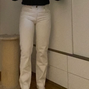 Vintage levis - Vita vintage levis jeans som sitter sååå snyggt å har en medelhög midja!! Använder inte så jag har ett annat par vita jeans som jag använder mer