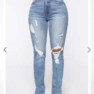 Fashion Nova jeans med slit  - Super fina jeans med bra kvalitet och relativt stretchiga. 