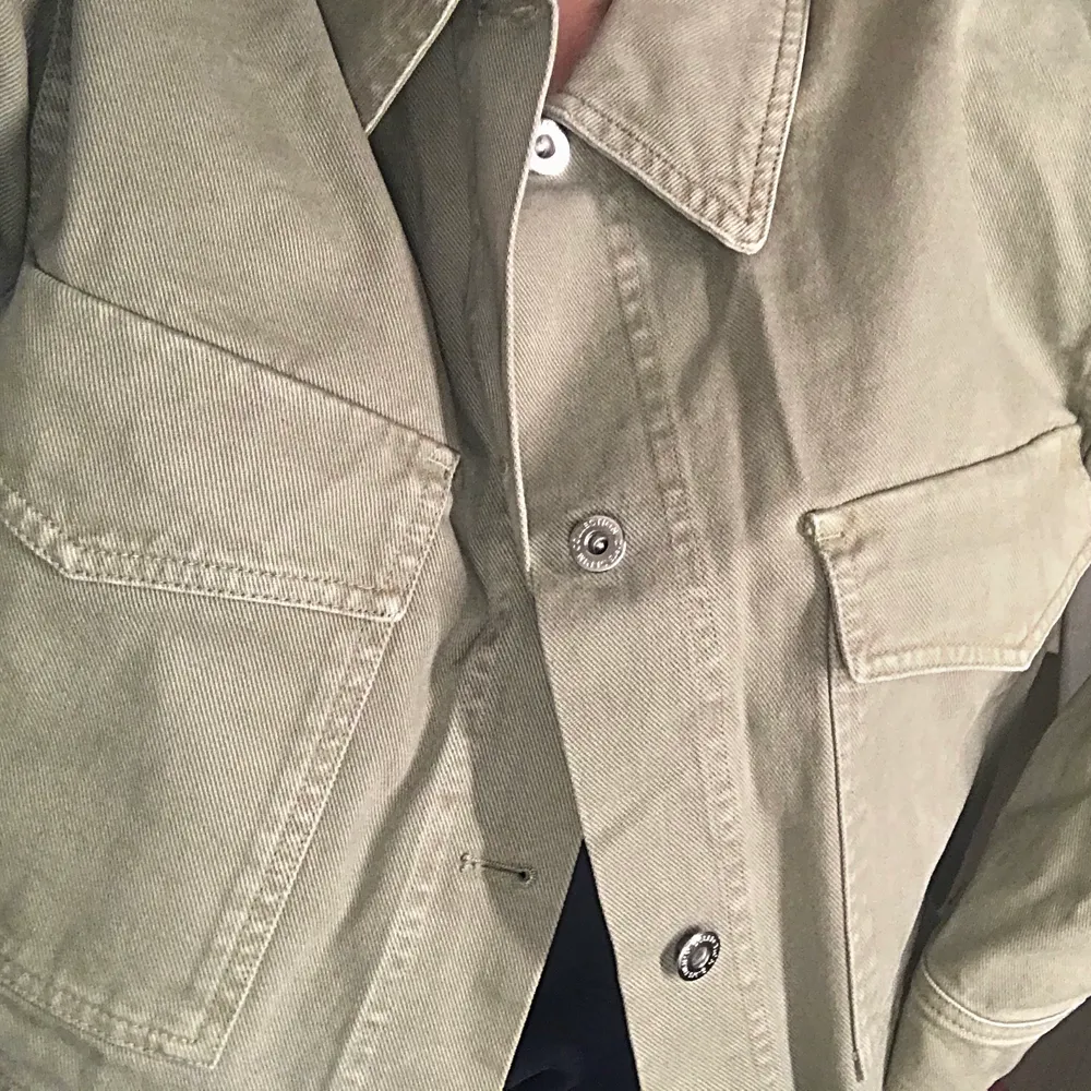 Militärgrön jeansjacka från Zara. Aldrig kommit till användning, prislapp kvar. Storlek S. (Tredje bilden gör färgen mest rättvis) . Jackor.