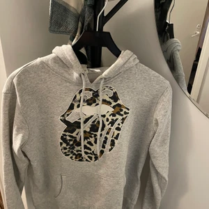 Hoodie  - En super skön hoodie från H&M i suveränt skick✨ Säljer på grund av att den inte längre kommer till användning✨frakt tillkommer