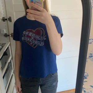 Zadig tröja  - Säljer den här super snygga zadig tröjan! Storleken är M men skulle säga att den funkar XS-M/L. Den är sparsamt andvänd. Köpte den i butik för 650kr? Men säljer från 250! Men kom med egna bud oxå! !!Bud på 450+frakt!!