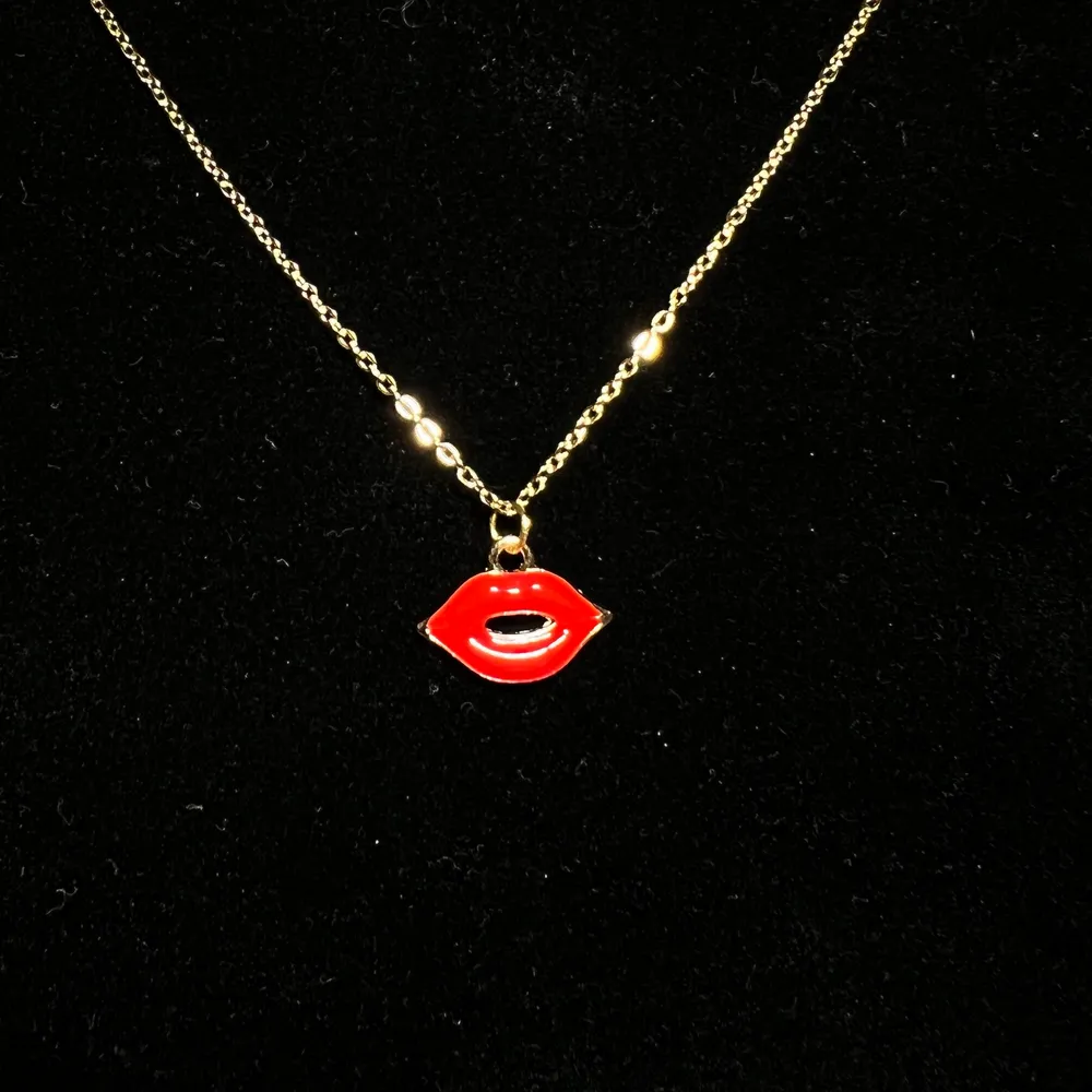 Halsband i rostfritt stål med guldplätterad emaljerad berlock, röda läppar💋 Fri frakt✨. Accessoarer.