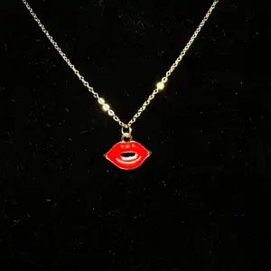 Halsband i rostfritt stål med guldplätterad emaljerad berlock, röda läppar💋 Fri frakt✨
